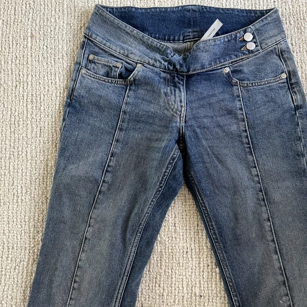 Säljer dessa assnygga lågmidjade jeans, bra skick o använt få gånger. Inga fickor på baksidan❣️❣️. Jeans & Byxor.