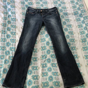 Y2k jeans  - Snygga low waisted bootcut Diesel jeans från 2000-talet. Har varit mina favorit jeans ett tag men börjar nu bli för små :(( 