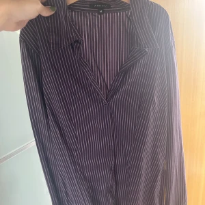 lilarandig skjorta  - Lilarandig figursydd skjorta