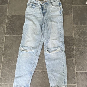 Ljusblåa mom jeans  - Knappast använt dem