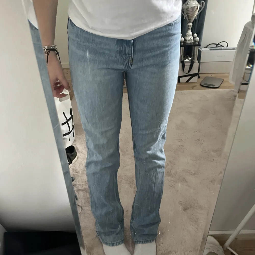 Snygga ljusblå straight leg jeans ifrån H&M 💘 passar mig perfekt i längden som är 162 ✌🏼säljer eftersom att jag har många jeans i denna färg 😁. Jeans & Byxor.