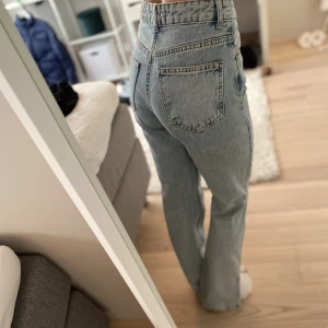 Ljusblå jeans med slits - Ljusblåjeans med slits från Chiquelle i väldigt fint skick! Skulle säga att de passar xs eller en mindre s