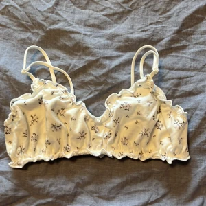 Topp - Topp/ Bh från h&m. Helt oanvänd, inte ens testad. Säljer pga köpte fel storlek och orkade inte byta😅