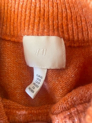 Gul stickad tröja från h&m - Säljer denna tröja för att den inte riktigt är min smak längre ❤️❤️