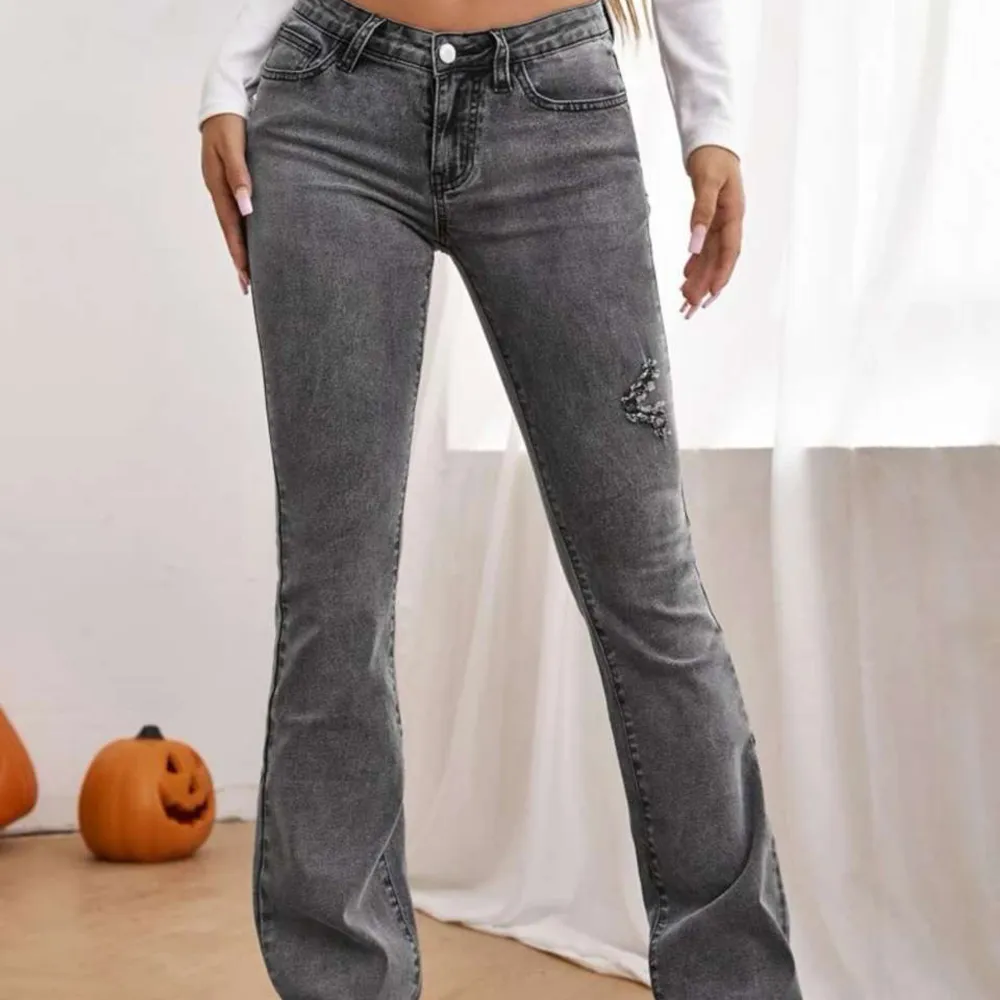 Säljer dessa jeans från shein. Dom är stretchiga i materialet. Mått tvärsöver midjan:  38,5 innerbenslängd: 82,5 . Har en defekt (se bild 3) där ett av ”banden”lotsnat, men det är tillbaka sytt. Utöver det är dom i bra skick.❤️. Jeans & Byxor.