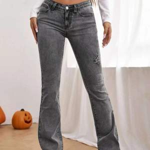Säljer dessa jeans från shein. Dom är stretchiga i materialet. Mått tvärsöver midjan:  38,5 innerbenslängd: 82,5 . Har en defekt (se bild 3) där ett av ”banden”lotsnat, men det är tillbaka sytt. Utöver det är dom i bra skick.❤️