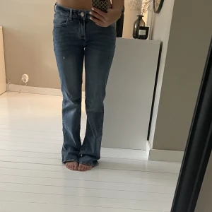 Hm jeans  - Fina jeans från hm, low waist flare. Säljer då dem är lite långa för mig i benen är ca 163