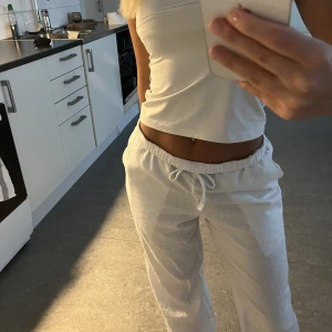 Vita kostymbyxor - Vita linnebyxor från Gina. Säljer då de är för stora för mig, köpta på barnavdelningen men passar storlek S och dig som är runt 160cm lång. ALDRIG använda!