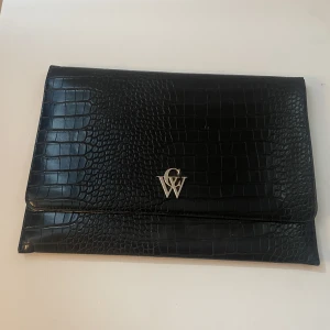 Datorfodral - Datorväska från Carin Wester. Den är i nyskick. Säljer vidare då jag inte använder den. Väldigt stilren och har väldigt snyggt mönster med gulddetaljer. Nypris: 400 kr