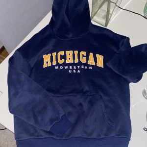 MörkBlå Hoodie - Använd bara några gånger! , jätte snygg