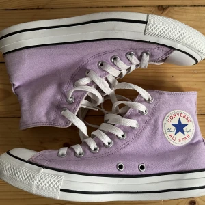Lila Converse  - Säljer dessa Converse i ljuslila strl 40 💜 Sparaamt använda och därför i bra skicka ✨
