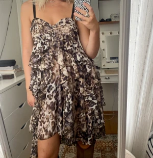 Volangklänning - Volangklänning i fint mönster. Den är kortare fram och längre där bak vilket jag tycker är så fint. Jag är 170❤️.   Om du vill ha fler bilder var gärna specifik med vad du vill ha bild på❤️🥰🫶🏻. 