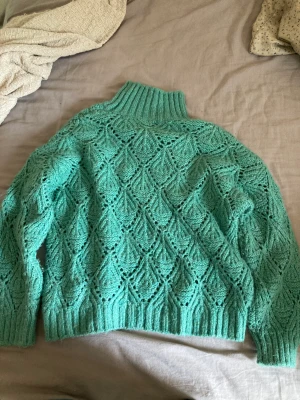 Stickad tröja från Zara! - Turkos stickad tröja från Zara i storlek 152, som en Xs!