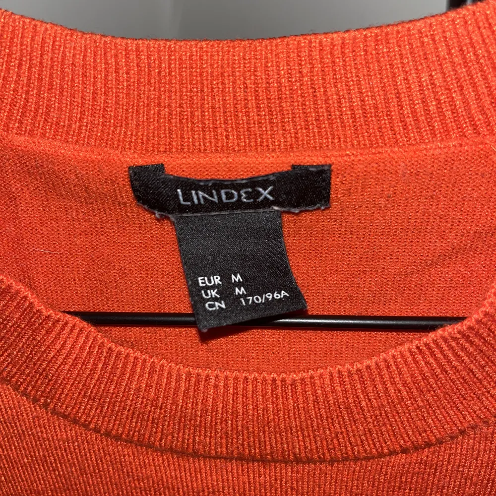 Säljer denna stickade tröjan från lindex. Endast använd fåtal gånger och är i superfint skick. Skriv vid intresse, pris kan diskuteras ❤️‍🔥. Stickat.