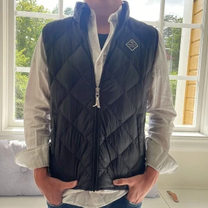 Gant väst - Västen är bra skick! Säljer den pga att den är för liten. Västen är en junior väst vilket innebär att den är riktad mot 13-14 år. mitt pris:499 Hör av er vid några fågor eller funderingar. Pris kan diskuteras.