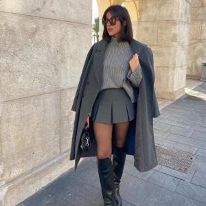 Zara-kjol - Säljer kjolen som gick viral på Tiktok och som inte längre går att köpa. Aldrig anvädn. Säljer pga flytt och eftersom den inte passade mig! Shorts under kjolen. Nypris: 359kr, mitt pris 150, går att diskutera vid snabb affär.