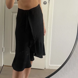 Kjol! - En volangkjol som man knyter ihop, stl m. Passar de flesta pga man kan knyta den som man vill!