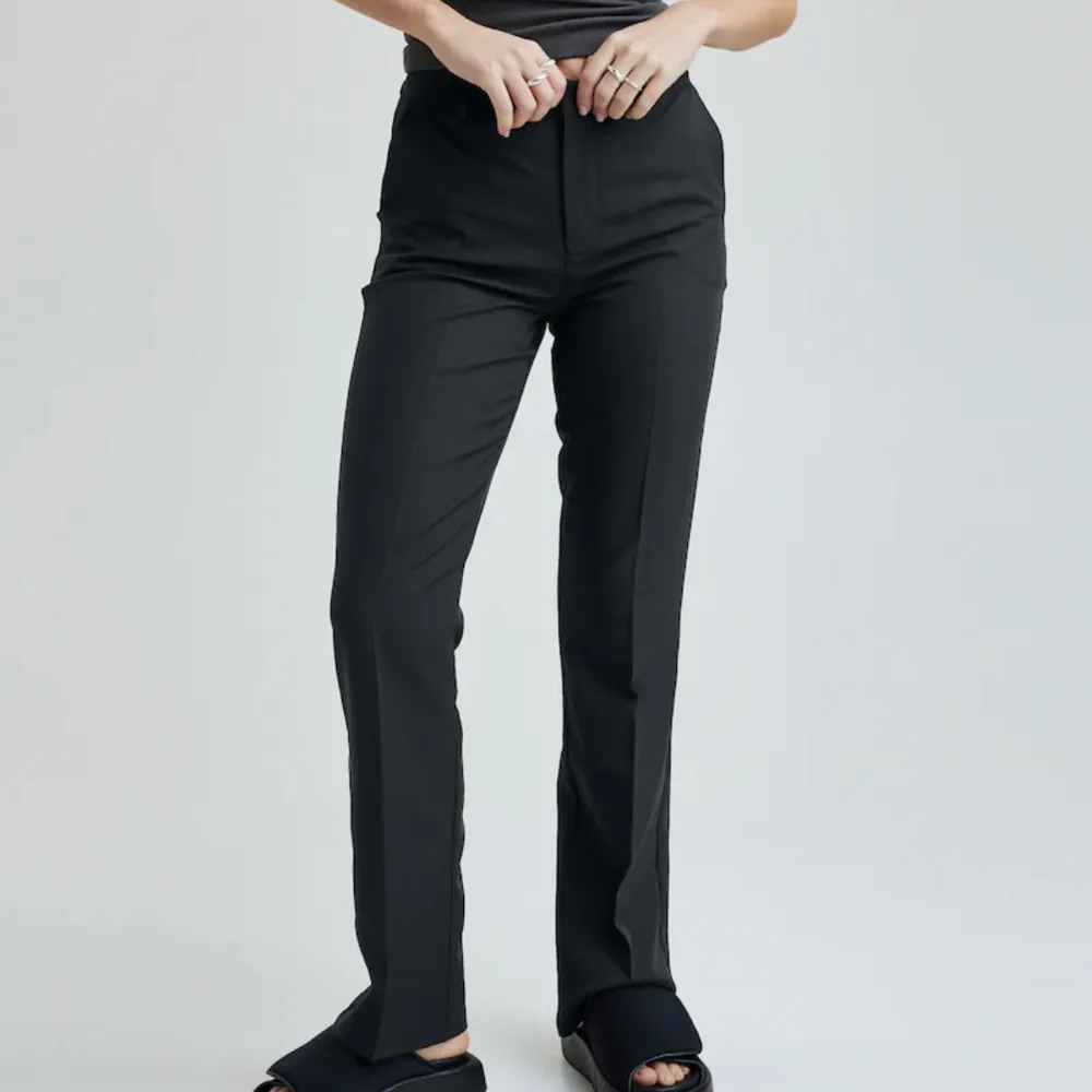 Kostymbyxor från bikbok, storlek 36, oanvända, säljer pga av fel storlek och borttagen prislapp🌸. Jeans & Byxor.