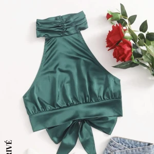 Topp - Säljer denna fina gröna topp från SHEIN, Storlek S, bra skick, säljer för 50kr + frakt🤍