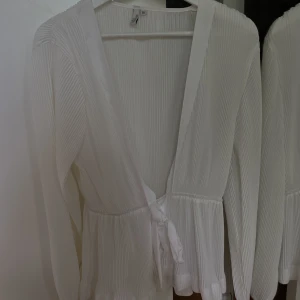 vit blus  - säljer denna vita blus som knappast är använd 🌸