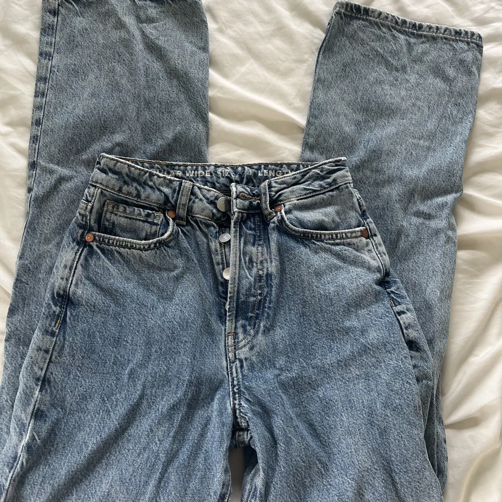 Säljer dessa jeansen från bikbok. Nypriset är 599-699kr och jag säljer dem för 300+ frakt. Ni ser längden på första bilden, jag är ca 167.. Jeans & Byxor.