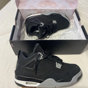 Jordan 4 black canvas - Säljer ett jätte fina Jordans i ett väldigt bra skick använda bara en gång, säljs på grund av attt de är köpta som present fast de passade inte tyvär!!!