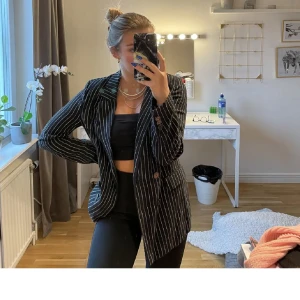 Blazer - Svart/vit randig blazer, väldigt Sparsamt använd. Skit snygg! Storlek S! Pris kan diskuteras 