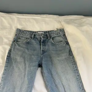 Jättefina zara jeans.Köpta för några år sedan inte använda så många gånger,väldigt bra skick. Midjan är mellan,köpta för 349🫶🏻