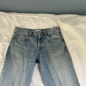 Zara Jeans  - Jättefina zara jeans.Köpta för några år sedan inte använda så många gånger,väldigt bra skick. Midjan är mellan,köpta för 349🫶🏻
