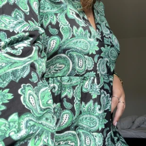 Mönstrad klänning - Superfin medellång (ovanför knäna), luftigt och tunnt material.