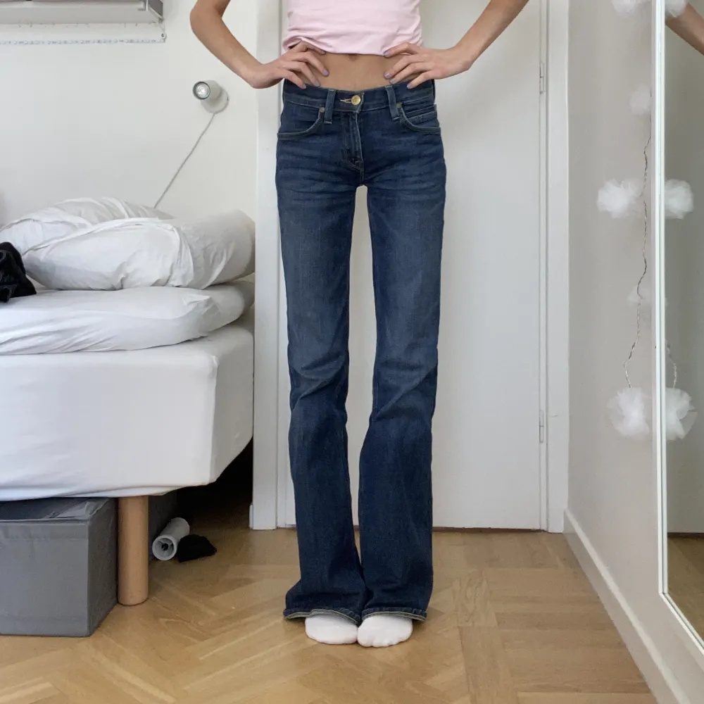 Jättefina lågmidjade jeans🩷 oklart vilken storlek men skulle säga att de passar nån med storlek 32!. Jeans & Byxor.