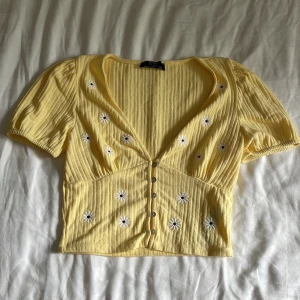 Sommartopp  - Söt sommartopp i stl M från Bershka.