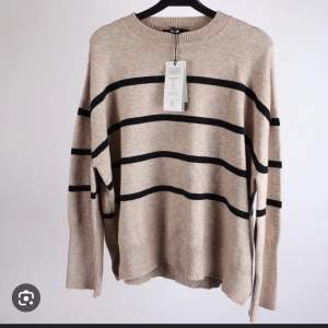 Säljer denna ut snygga sköna tröjan från bikbok aldrig andvänd❤️ skriv för Egna bilder