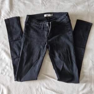 Svarta jeans från Hollister. Storlek W25 L31. Tight modell 