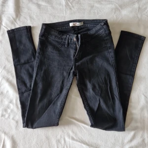Jeans Hollister - Svarta jeans från Hollister. Storlek W25 L31. Tight modell 