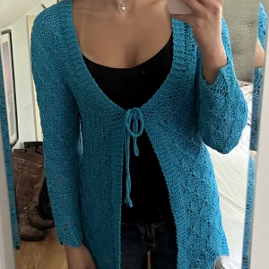 Stickad blå cardigan - Supersöt stickad blå cardigan med knytdetalj framtill. Begagnat skick, men inga fläckar eller hål! Storlek M men passar även S🫶💕