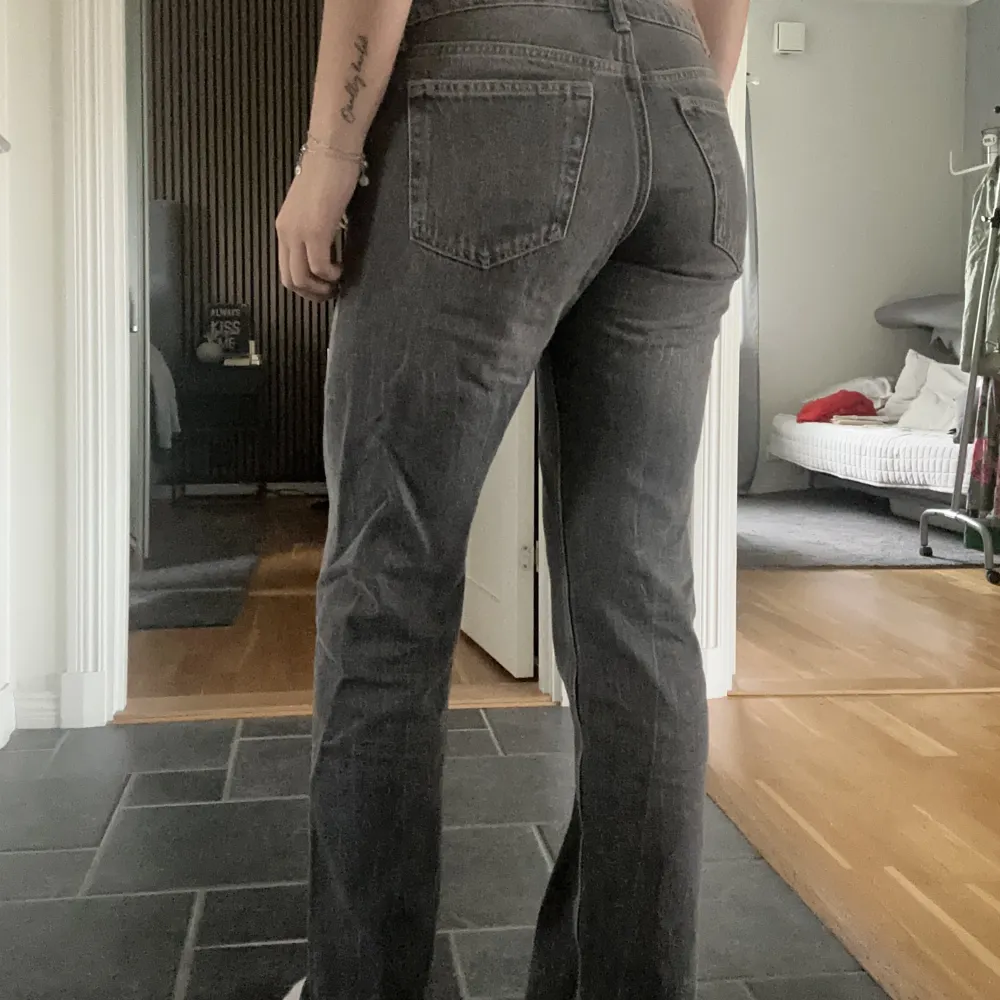 Säljer dessa fina jeans från weekday. Arrow low. Använda fåtal gånger och är i nyskick. Ordinarie pris 590kr🥰jag har storlek S och är 167cm lång. Säljer pågrund av att jag har ett liknande par hemma . Jeans & Byxor.
