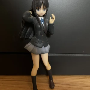 Animefigur  - Anime figur från k-on! Fint skick och följer med en tillhörande gitarr 