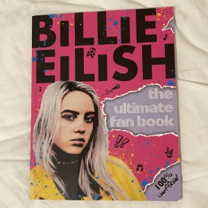 Billie Eilish Bok - En bok om Billies historia från hur hon fick sin fame och mycket annat i hennes karriär. Köptes på adlibris. Massa spännande fakta om artisten🥰 Det är bara att skriva om ni undrar nåt❤️
