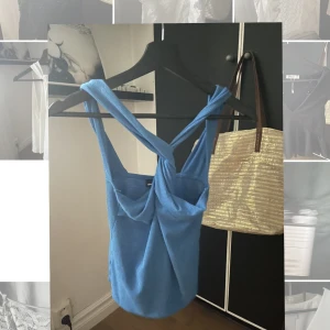 blå halterneck topp - blå halterneck topp från ginatricot💙💙 aldrig använd 