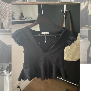 svart volangblus - svart volangblus från newyorker som är hur söt som helst🖤🖤 knappt använd