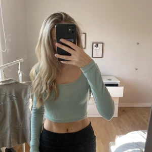 Topp  - En tunn tröja i turkos färg, aldrig använd, köpt på Plick men kommer från shein🥰