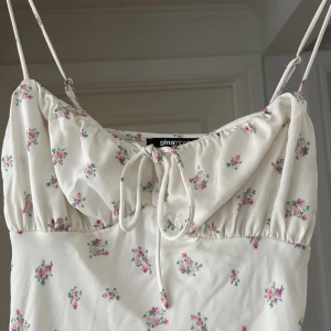 Klänning - Klänning från Gina Tricot, i storlek M. Köpt för 400 kr men säljer för 280, pris kan dock diskuteras! 💕 På bild tre kan man se en ”fläck”, syns ej alls mycket men vill informera om det. 💕