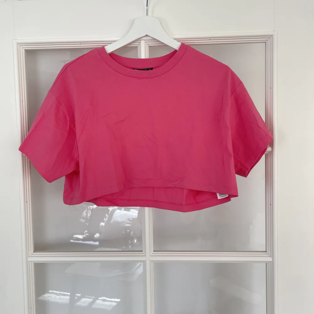 Jättefin rosa t-shirt med croppad längd. Använd en gång och är i bra skick.. T-shirts.