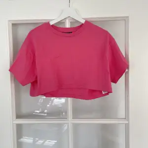 Jättefin rosa t-shirt med croppad längd. Använd en gång och är i bra skick.