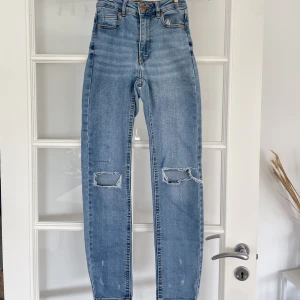 Blå jeans - Detta är tre olika jeans i bra skick. Ett par jeans för 80 men alla för 200