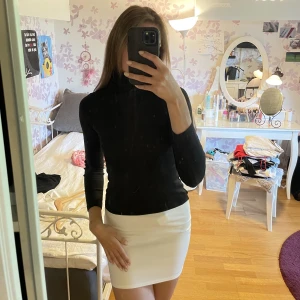 Svart polo - Svart klassisk tajt polo tröja. Köp hos Zalando. Klassisk basplagg för garderoben 🦋