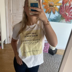 Zara T-shirt  - T-shirt från zara!