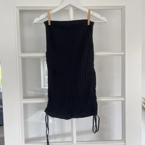 Kjol - Fin kjol med justerbar längd och snören på sidorna. Kjolen ör ribbad och i bra skick.