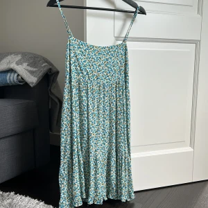 Zara klänning  - Fin klänning från zara, tajt upptill o sen läsare nertill, skriv för mer bilder😁nästan helt oanvänd🥰tar Swish 